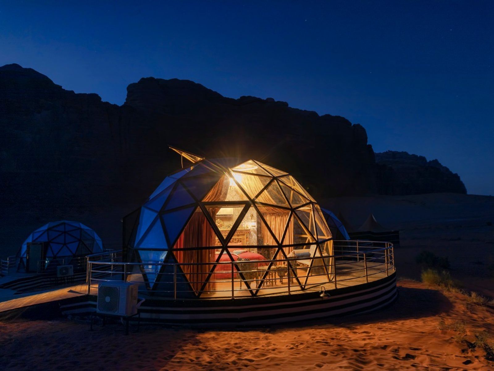 Rondreis Jordanië, Wadi Rum, Memories Aicha Camp, buitenaanzicht tent
