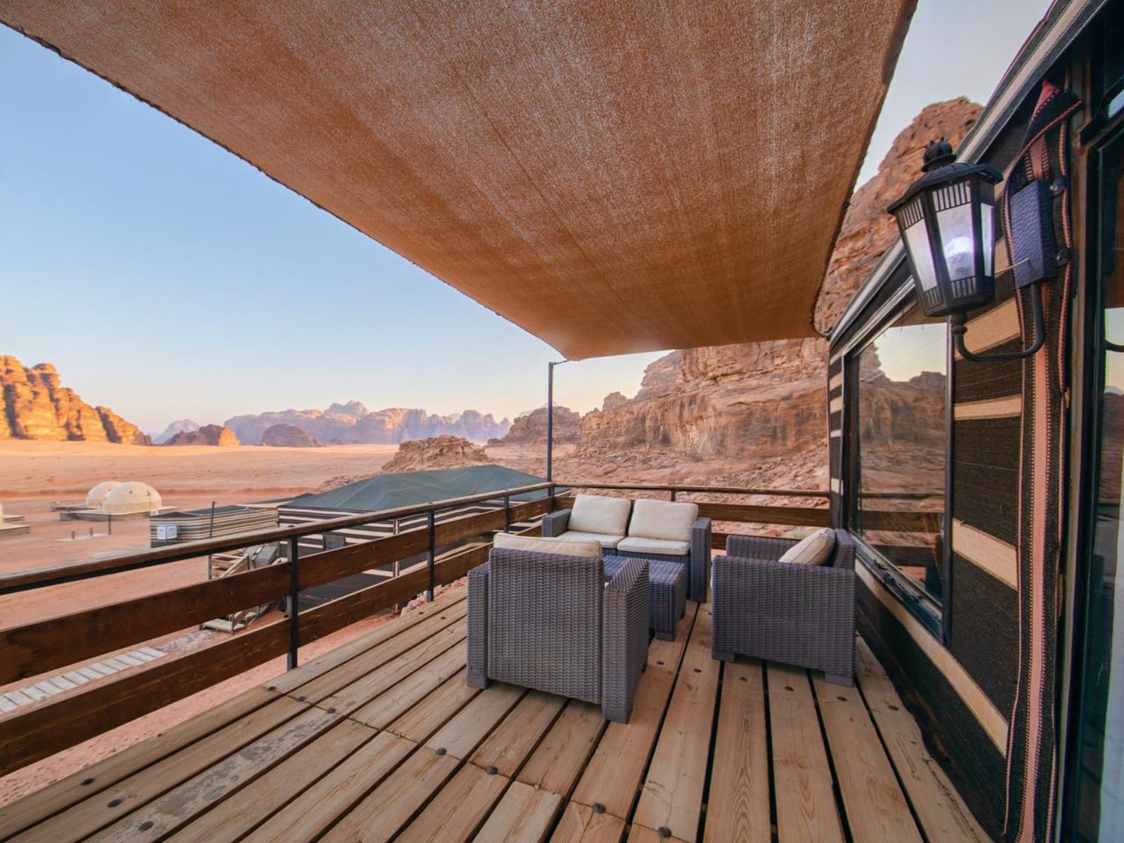 Rondreis Jordanië, Wadi Rum, SunCity Camp - uitzicht met stoelen