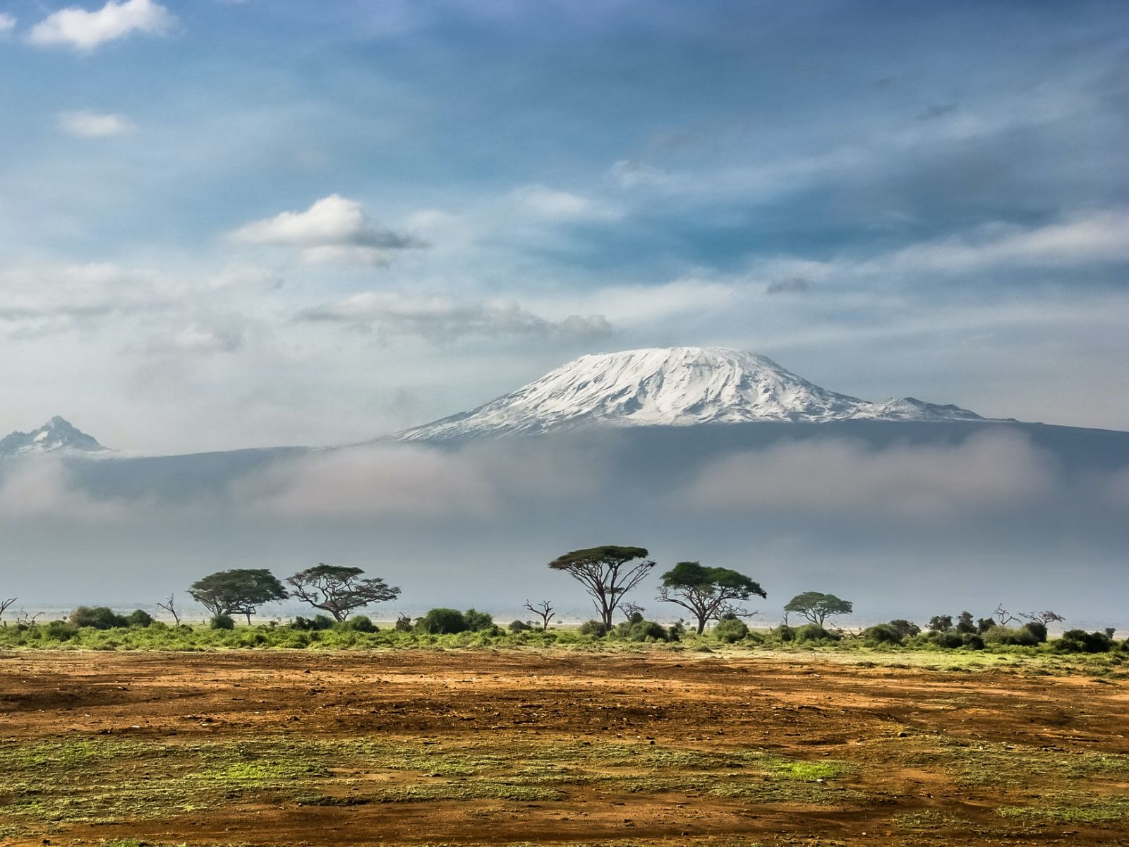 Rondreis Kenia, Amboseli, vallei met berg op achtergrond