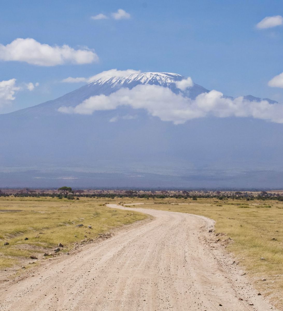 Rondreis Kenia, Amboseli, vallei met weg en berg op achtergrond