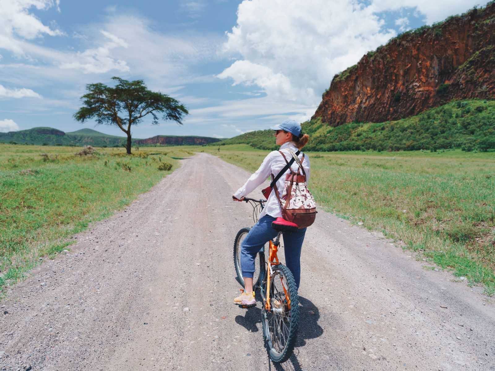 Rondreis Kenia, Hells Gate, Hells Gate National Park vrouw op de fiets