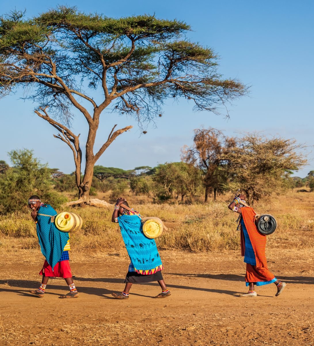 Rondreis Kenia, Maji Moto, Maasai Mara vijf Afrikaanse vrouwen dragen water