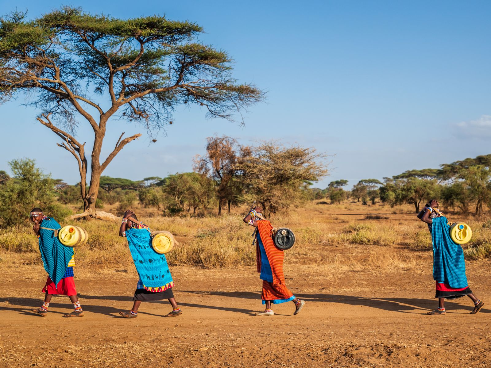 Rondreis Kenia, Maji Moto, Maasai Mara vijf Afrikaanse vrouwen dragen water