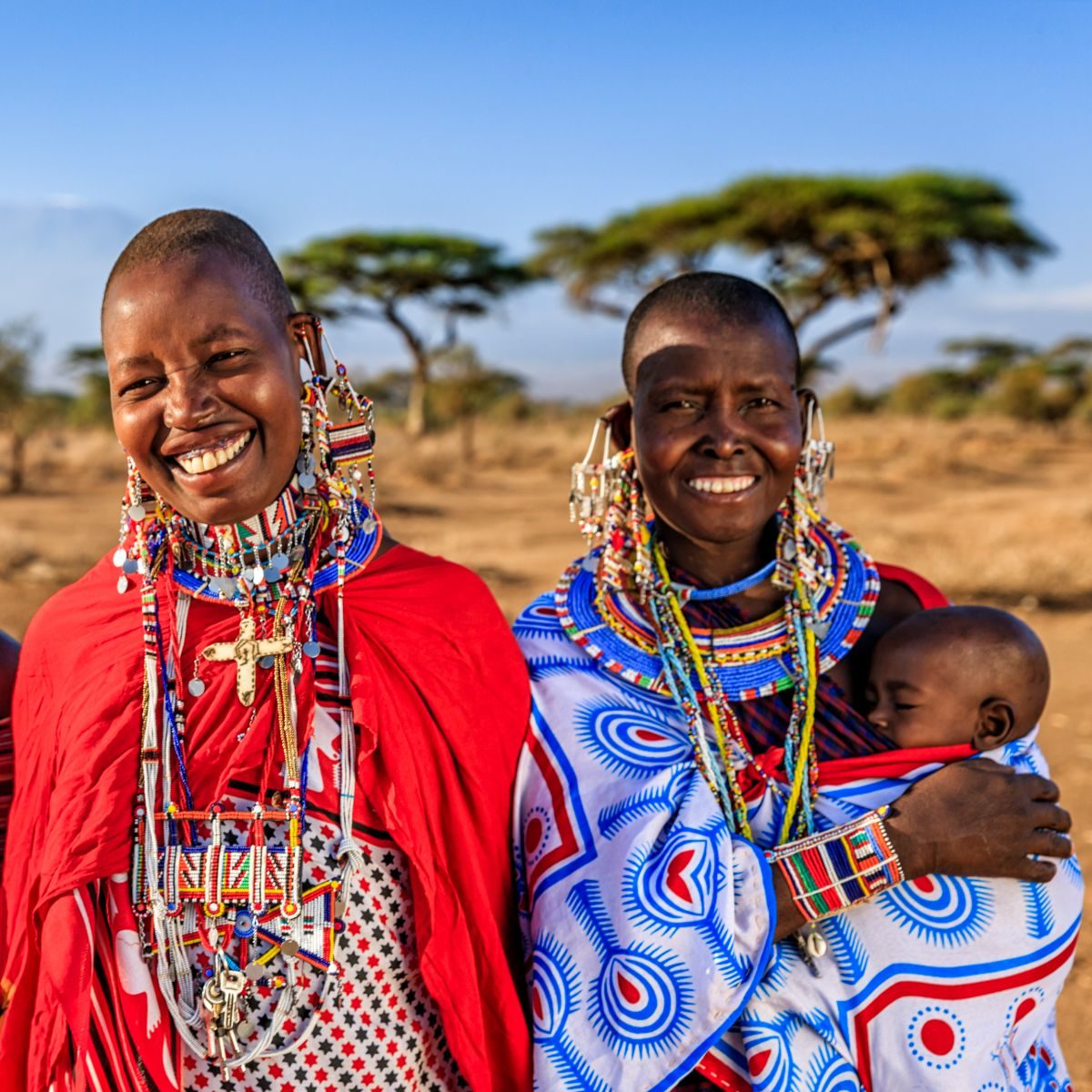 Rondreis Kenia, Maji Moto, Maasai drie Afrikaanse vrouwen met een baby