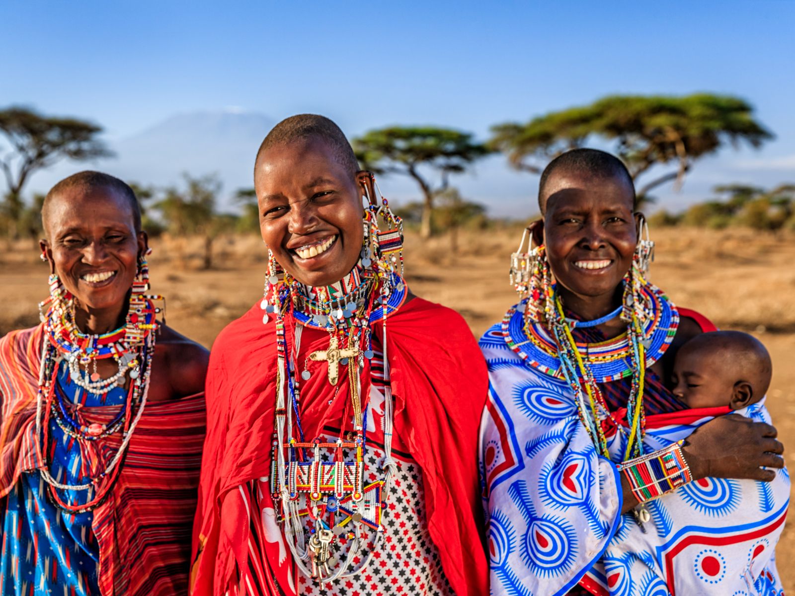 Rondreis Kenia, Maji Moto, Maasai drie Afrikaanse vrouwen met een baby