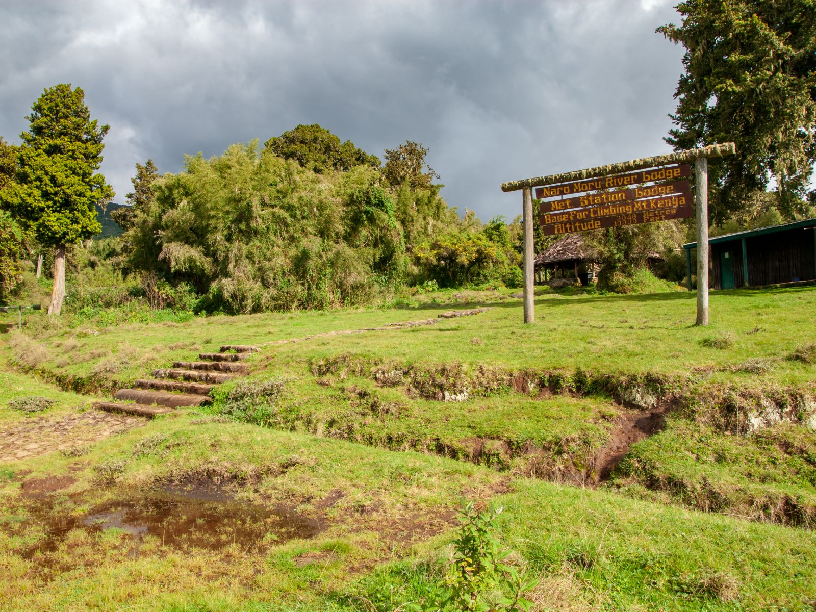Rondreis Kenia, Naro Moru, Hiking Trail met bordje
