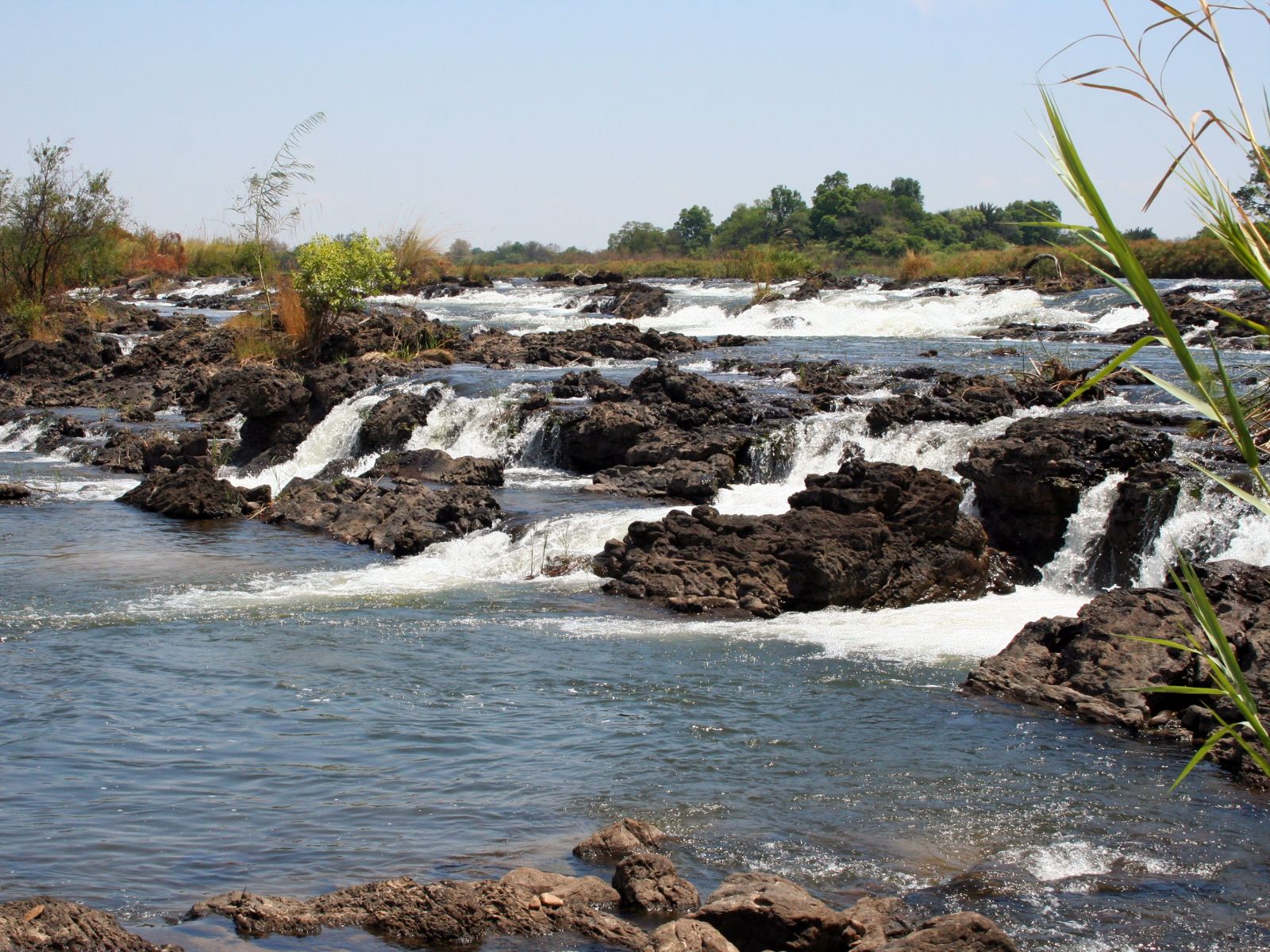 Rondreis Namibië, Divundu en Popa Falls, Popa Falls kleine watervallen in stroming