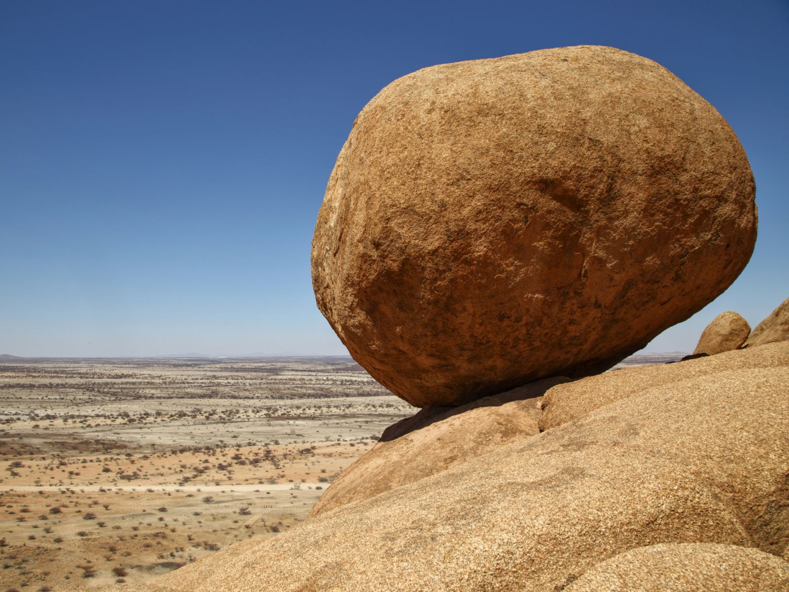 Rondreis Namibië, Erongo Mountains, grote steen