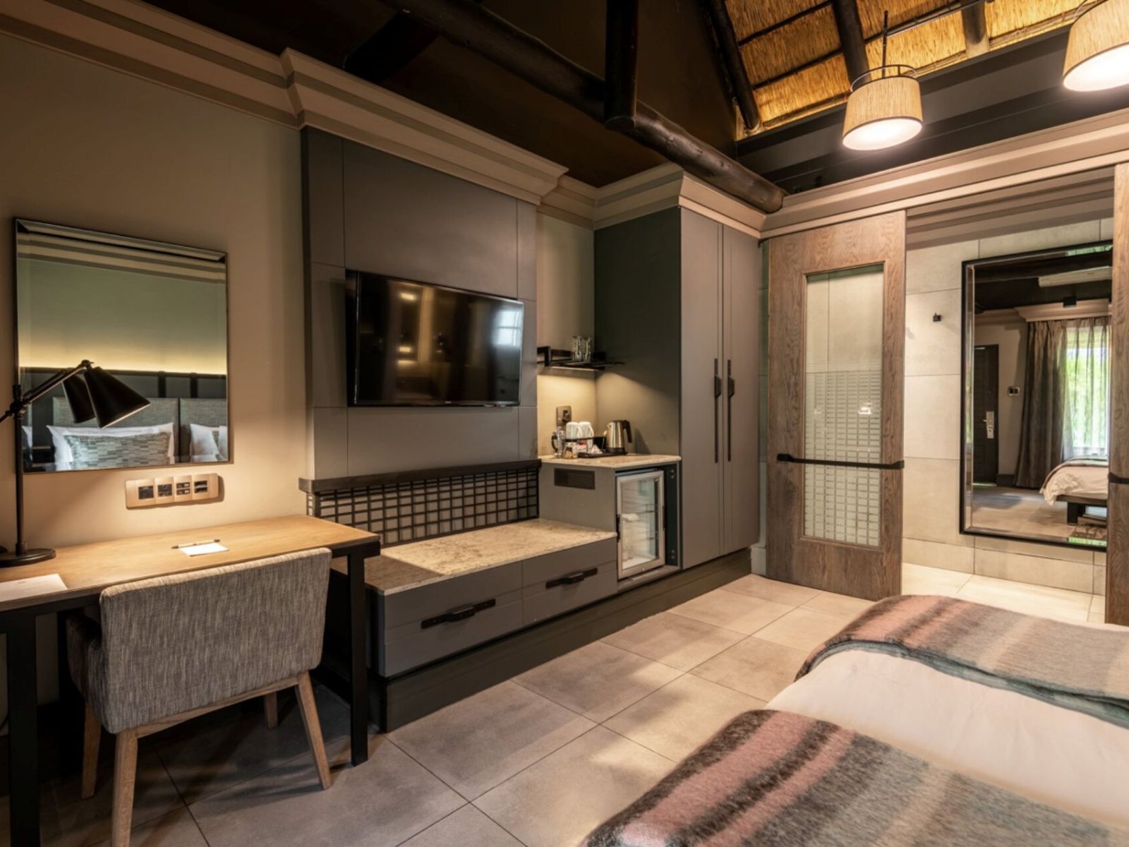 Rondreis Namibië, Etosha NP (East), Mokuti Lodge, overzicht kamer