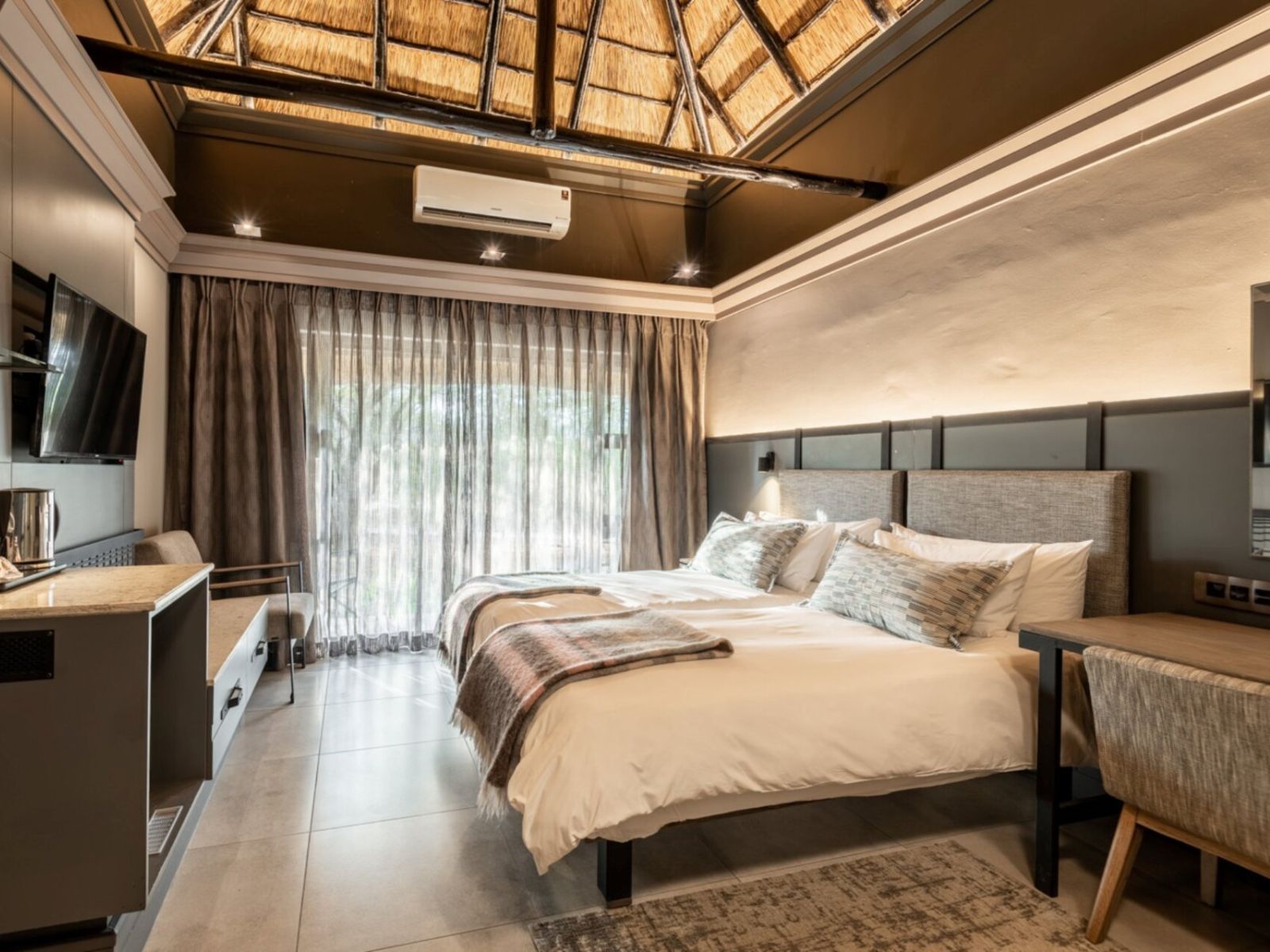 Rondreis Namibië, Etosha NP (East), Mokuti Lodge, tweepersoonskamer