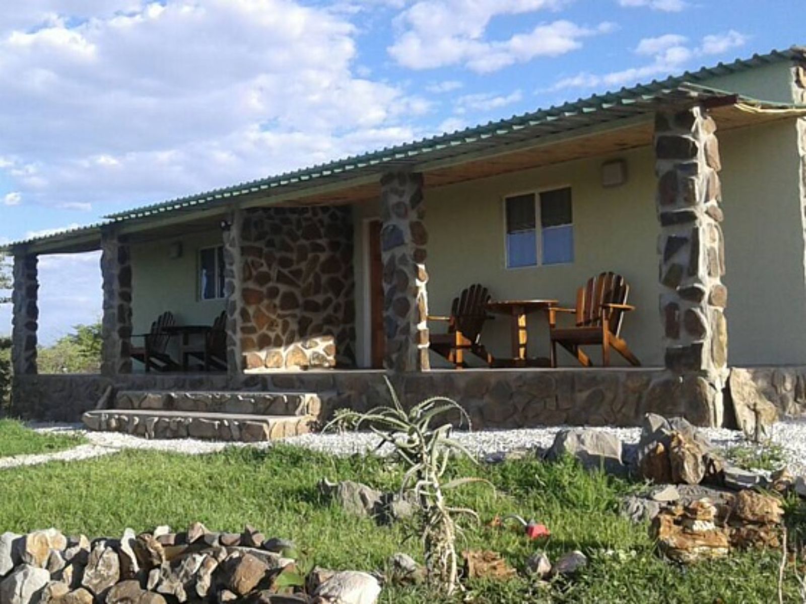Rondreis Namibië, Etosha NP (zuid), Mondjila Safari Camp, vooraanzicht lodge
