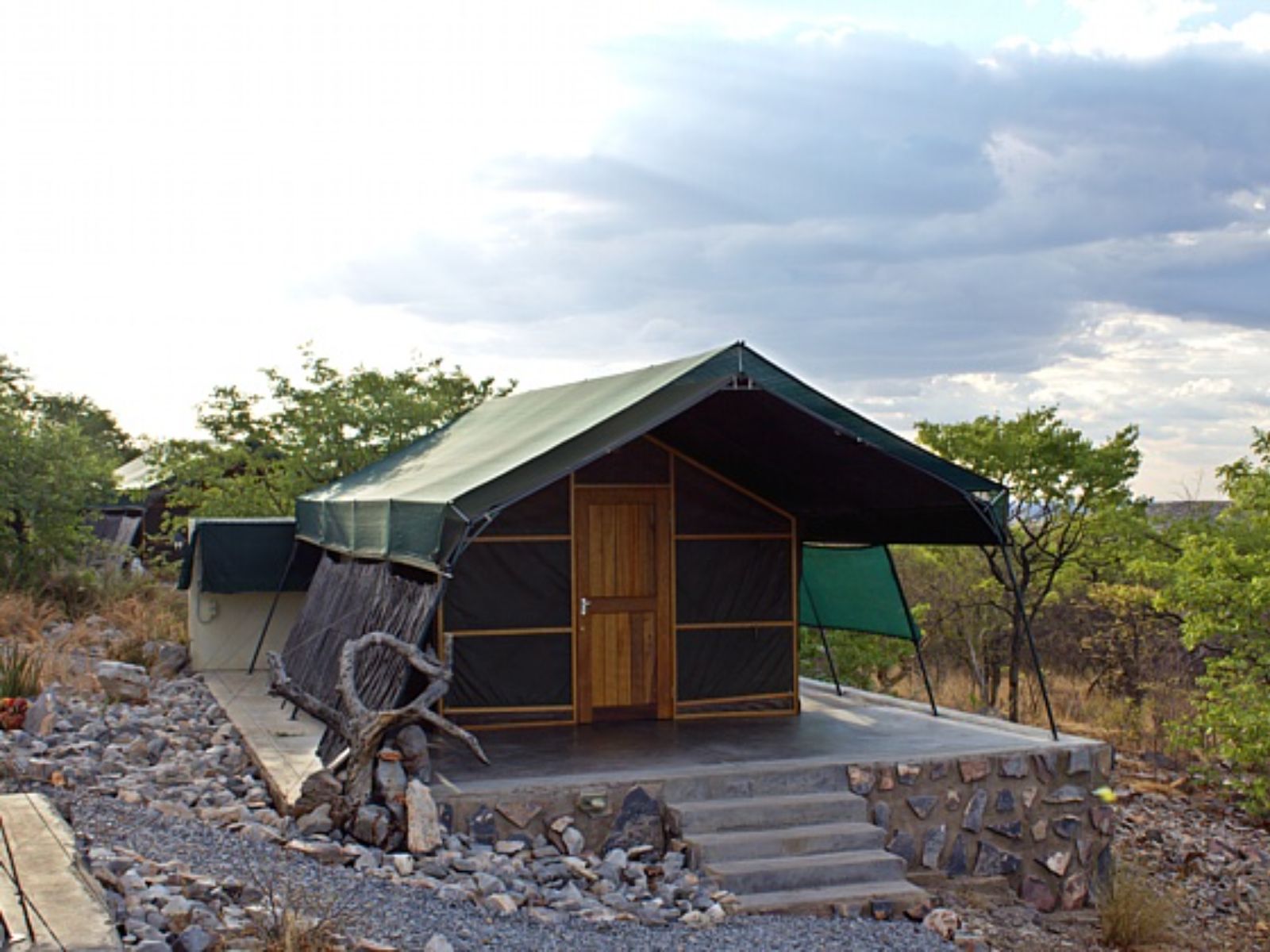 Rondreis Namibië, Etosha NP (zuid), Mondjila Safari Camp, vooraanzicht tent