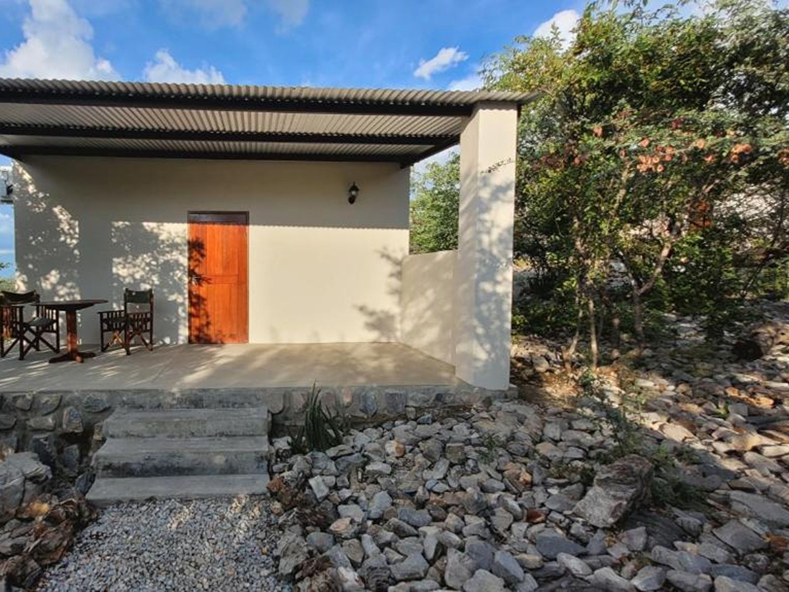 Rondreis Namibie, Etosha National park, Mondjila Safari Camp, chalet buitenaanzicht met tuin