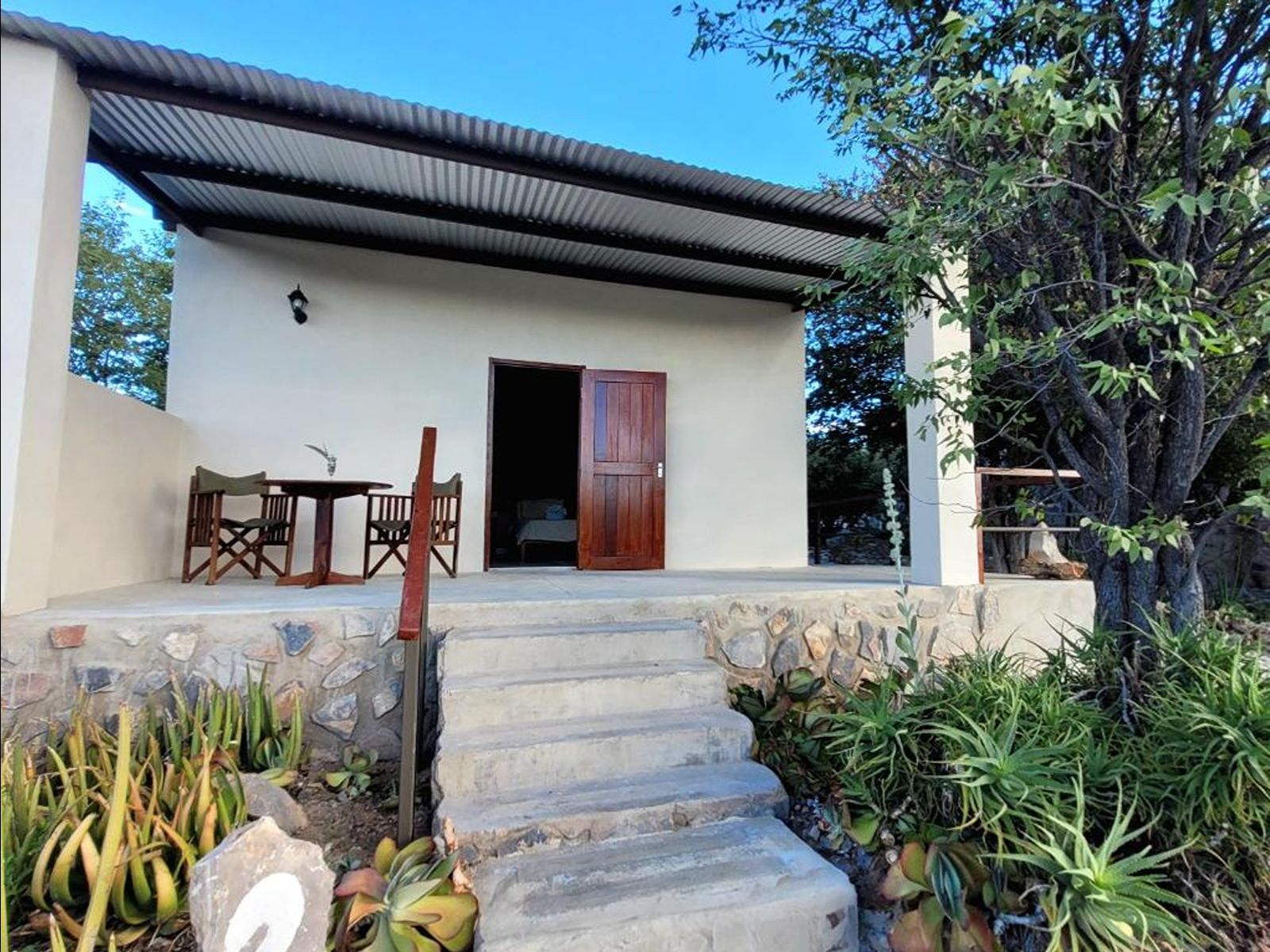 Rondreis Namibie, Etosha National park, Mondjila Safari Camp, chalet buitenaanzicht met veranda