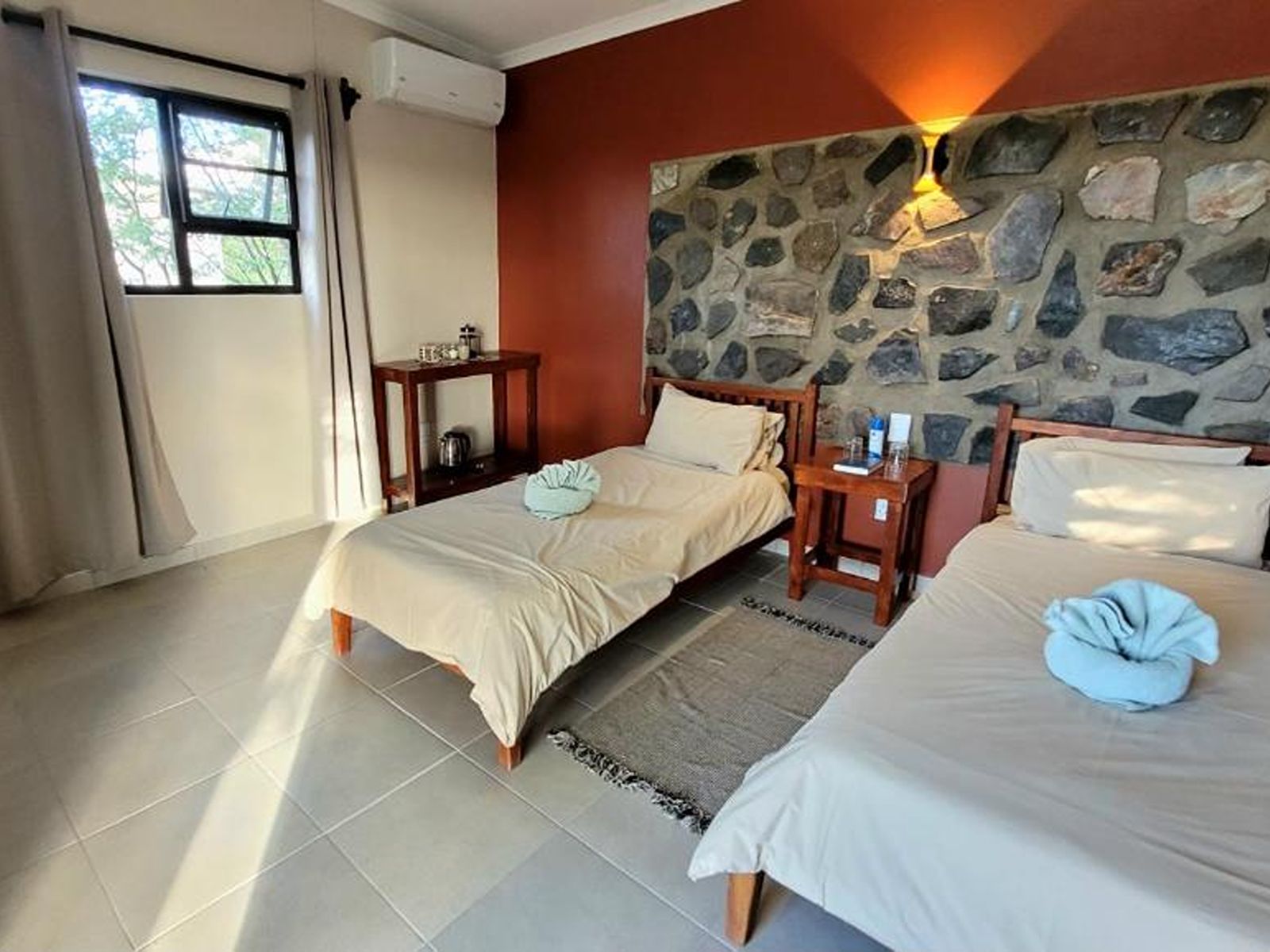 Rondreis Namibie, Etosha National park, Mondjila Safari Camp, chalet met airco en twee bedden
