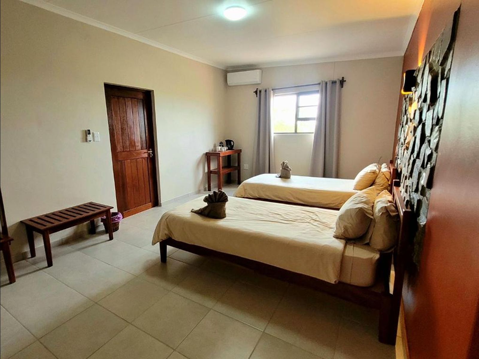 Rondreis Namibie, Etosha National park, Mondjila Safari Camp, nieuwe kamer met twee bedden en airco