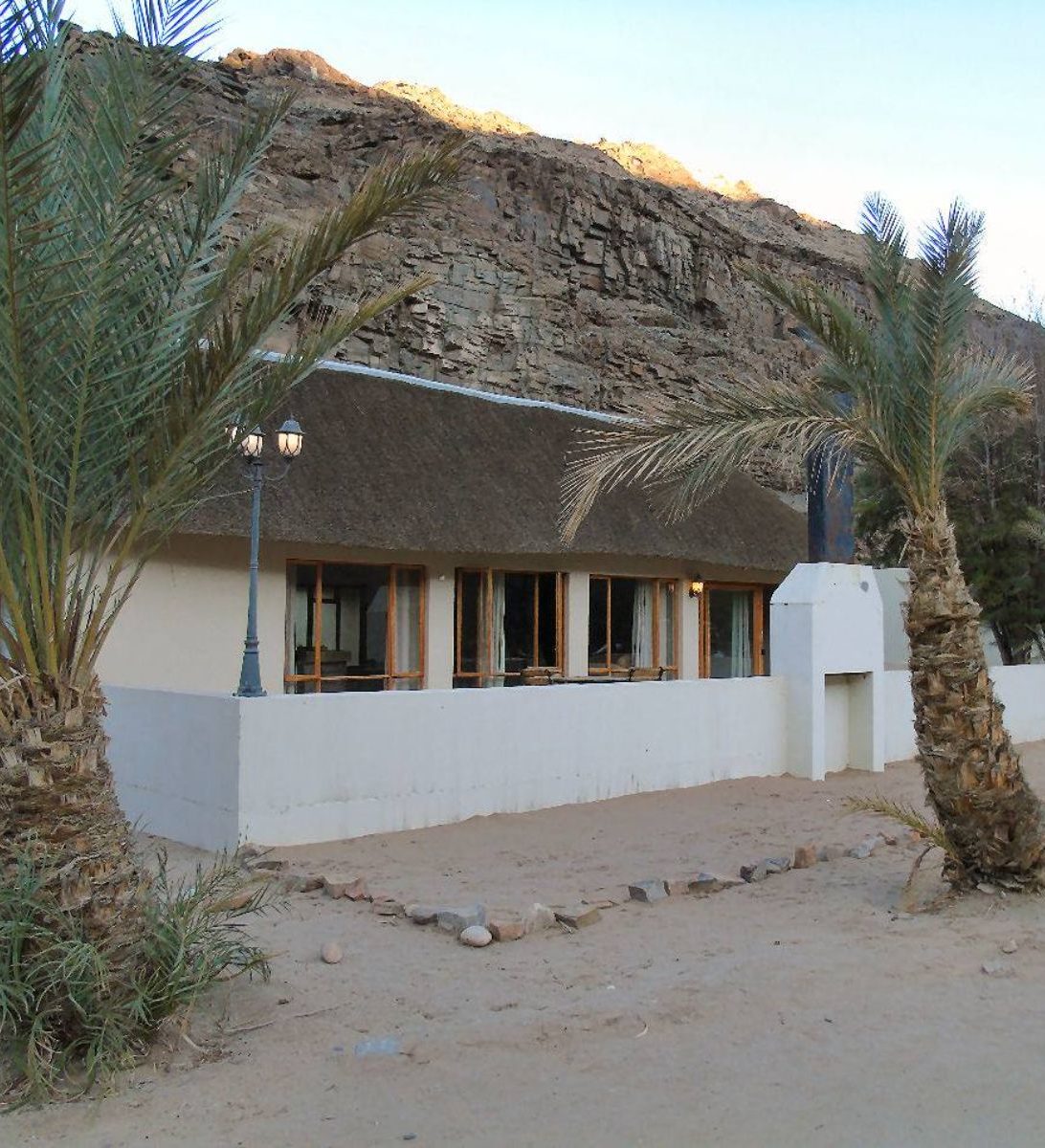 Rondreis Namibië, Fish River Canyon, Ais Ais Resort, buitenaanzicht huisje