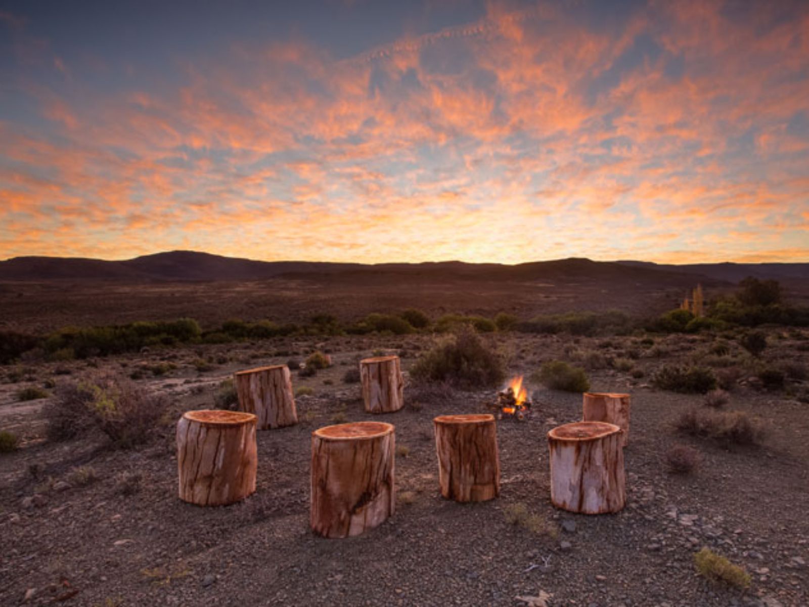 Rondreis Namibië, Kalahari, vuurplaats zonsondergang