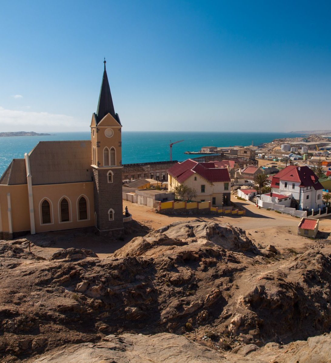 Rondreis Namibië, Lüderitz, stad met kerk van bovenaf