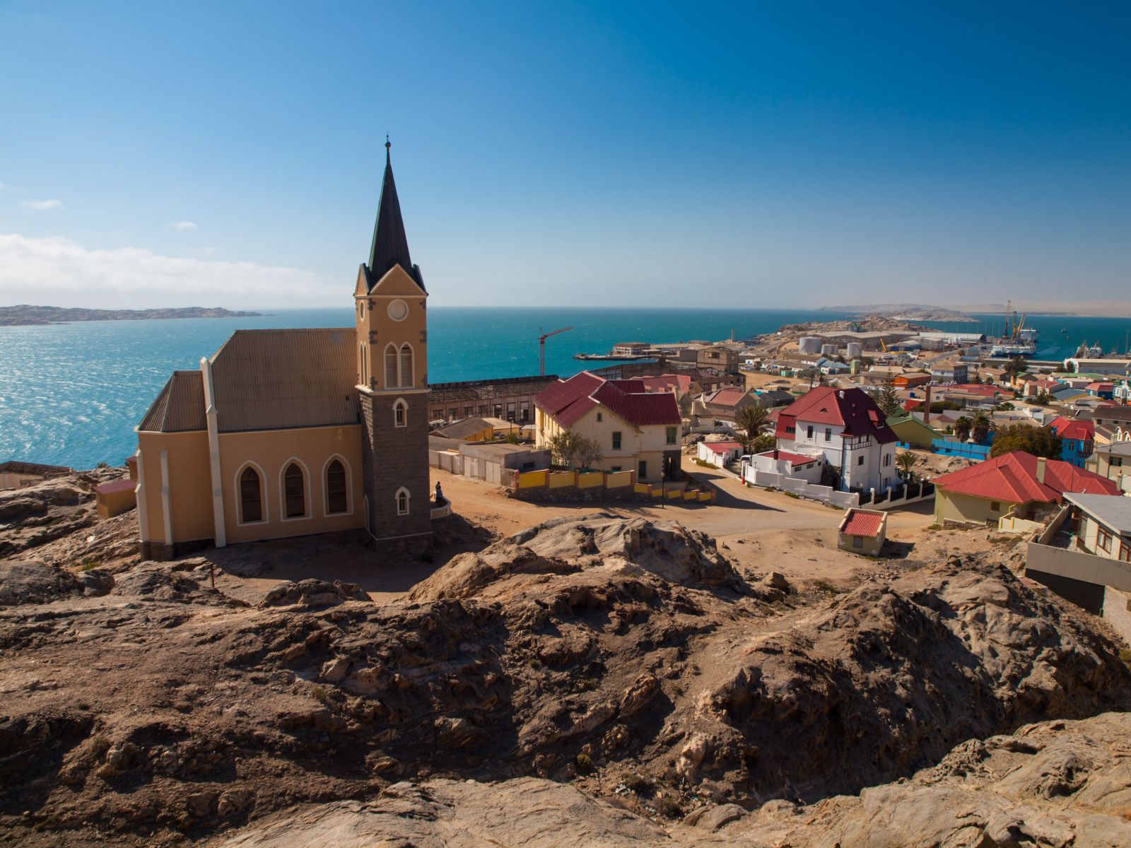 Rondreis Namibië, Lüderitz, stad met kerk van bovenaf
