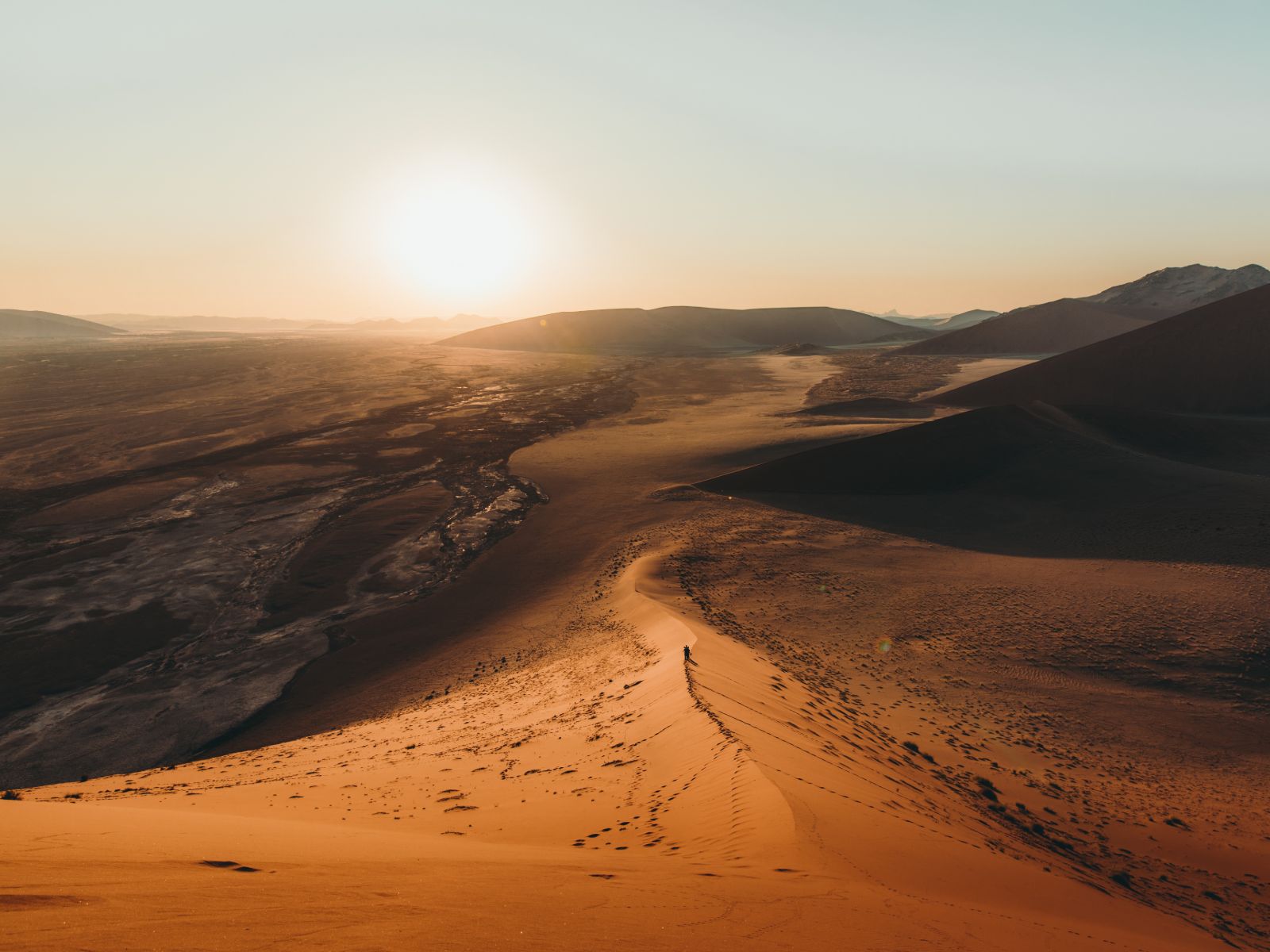 Rondreis Namibië, Namib Naukluft, Man met de zon en zanduinen in Namib Naykluft National Park