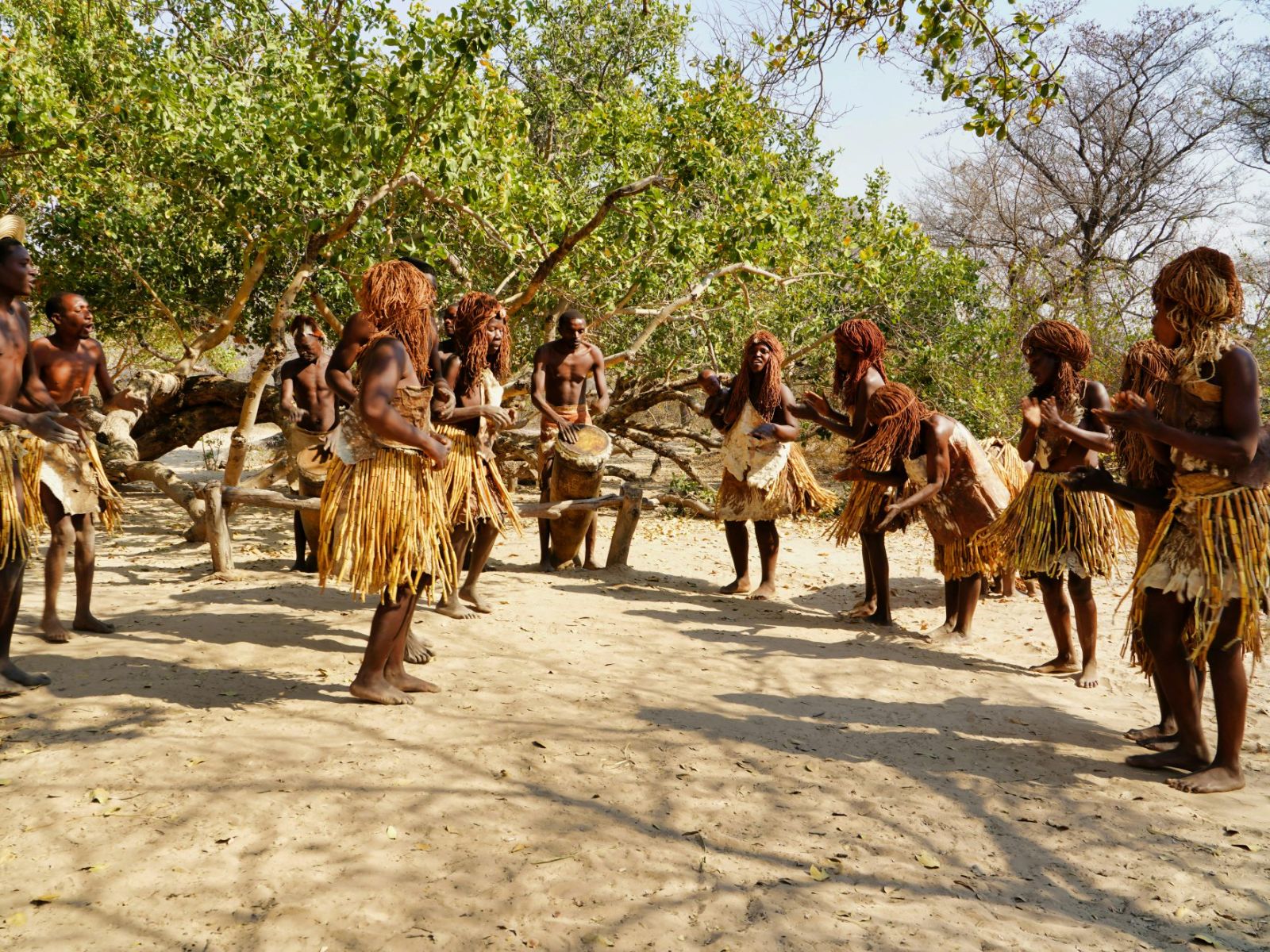 Rondreis Namibie, Rundu, ritual tribal dans Ritual tribal dance in Rundu, Kavango, Namibia.