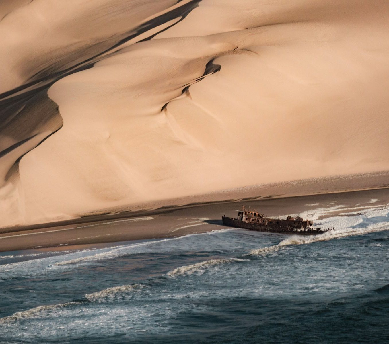 Rondreis Namibië, Skeleton Coast, strand met scheepswrak