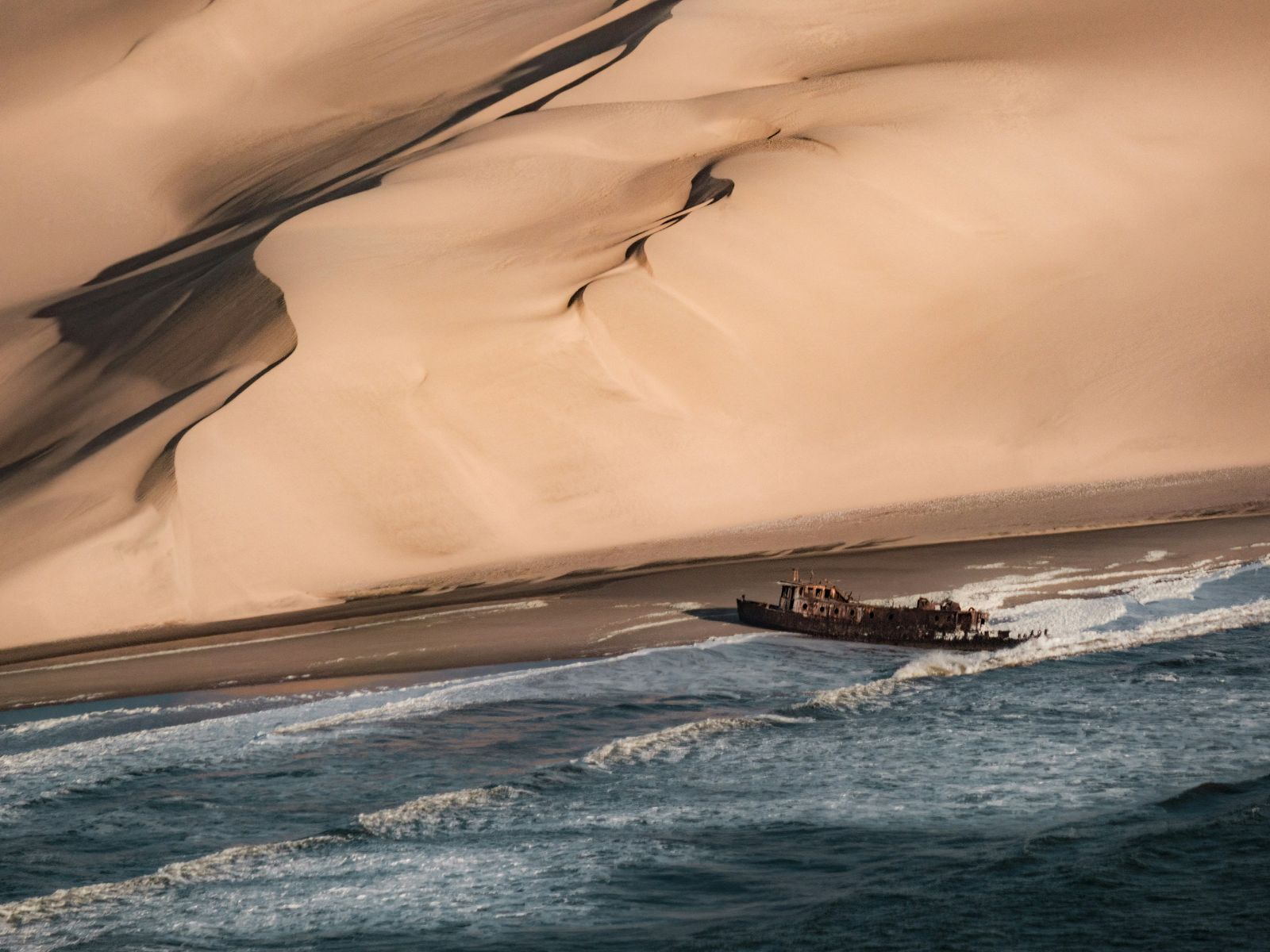 Rondreis Namibië, Skeleton Coast, strand met scheepswrak