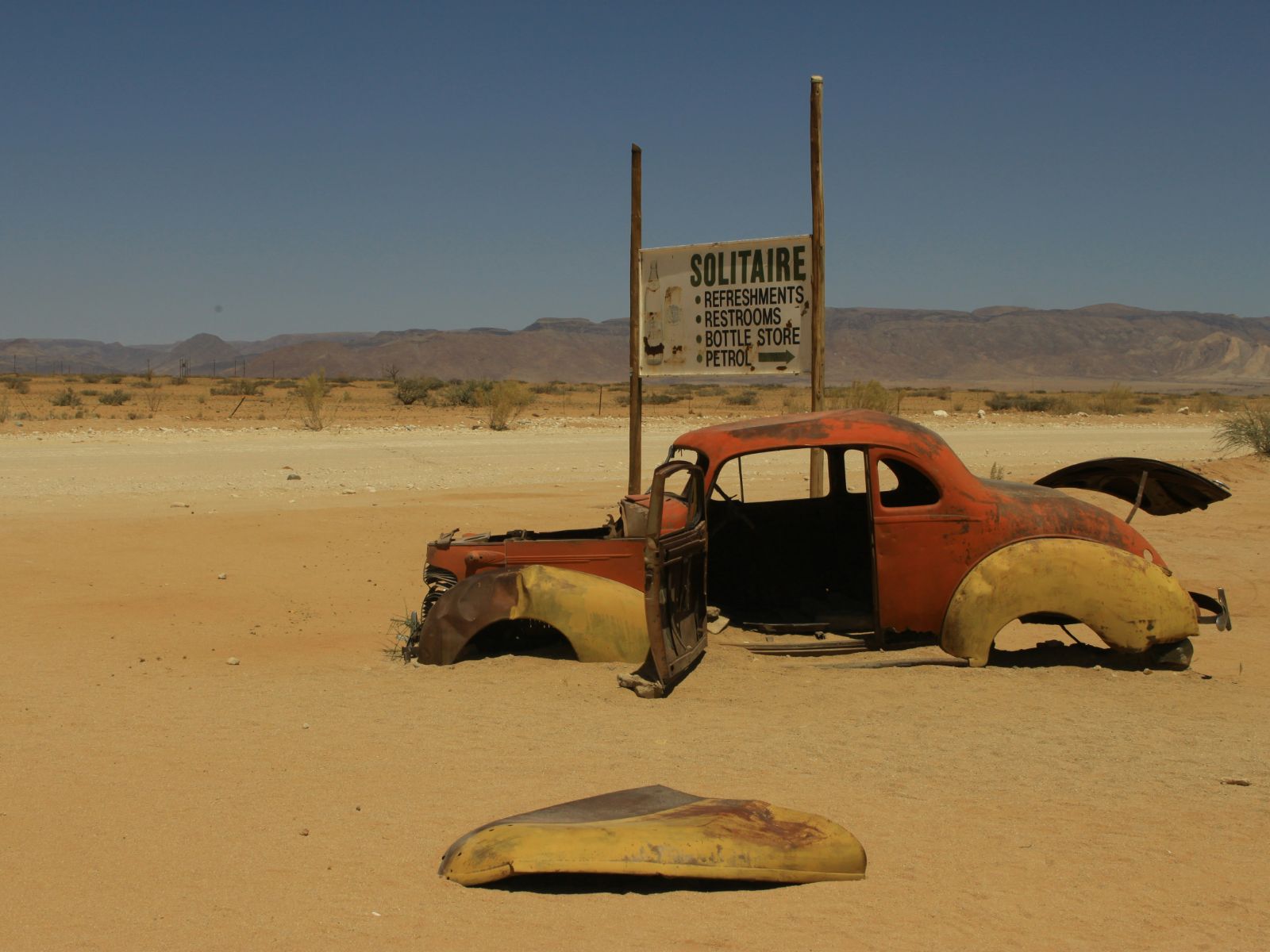 Rondreis Namibië, Solitaire, autowrak in de woestijn