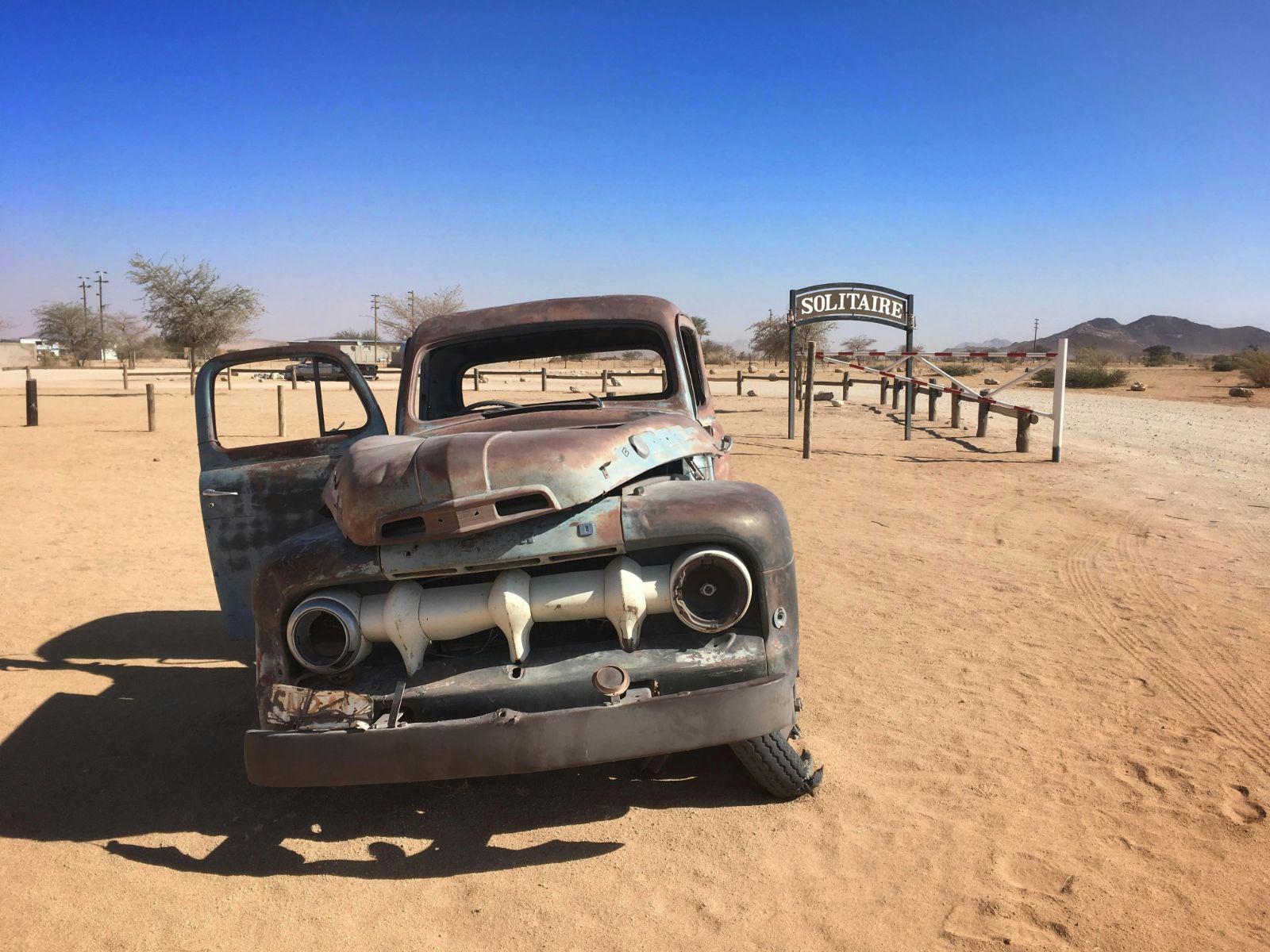 Rondreis Namibië, Solitaire, autowrak met plaatsnaambordje