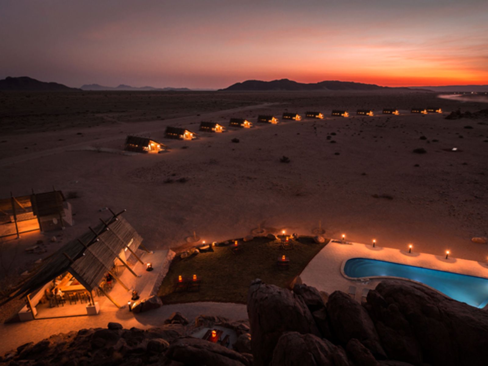 Rondreis Namibië, Sossusvlei, Desert Quiver Camp, bovenaanzicht desert camp