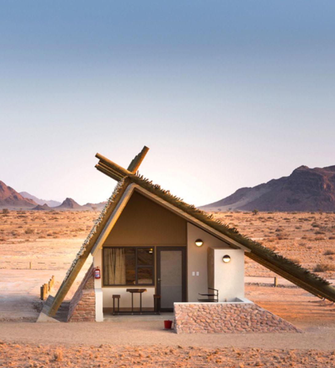 Rondreis Namibië, Sossusvlei, Desert Quiver Camp, vooraanzicht huisje