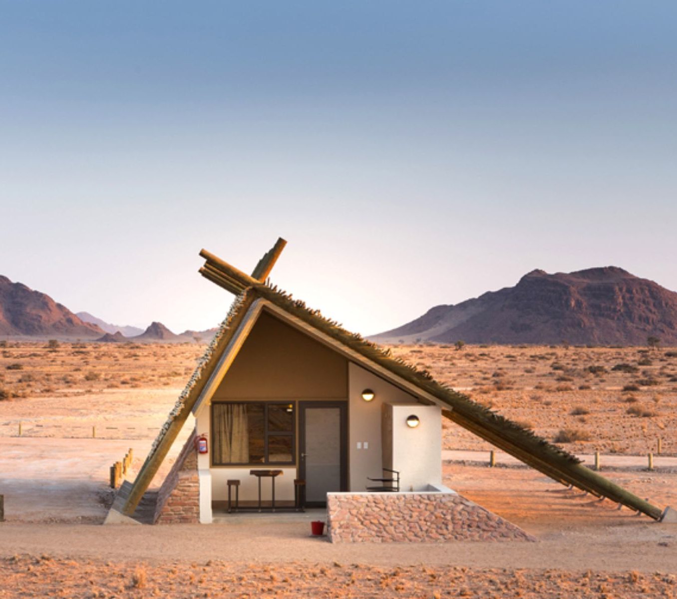 Rondreis Namibië, Sossusvlei, Desert Quiver Camp, vooraanzicht huisje
