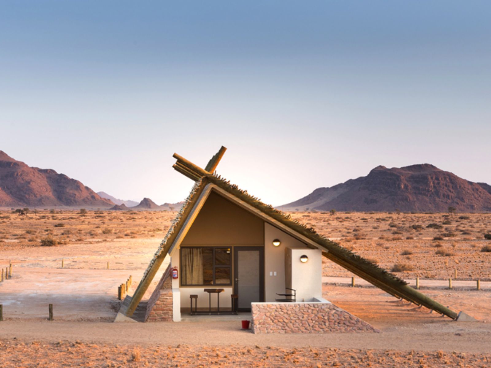 Rondreis Namibië, Sossusvlei, Desert Quiver Camp, vooraanzicht huisje