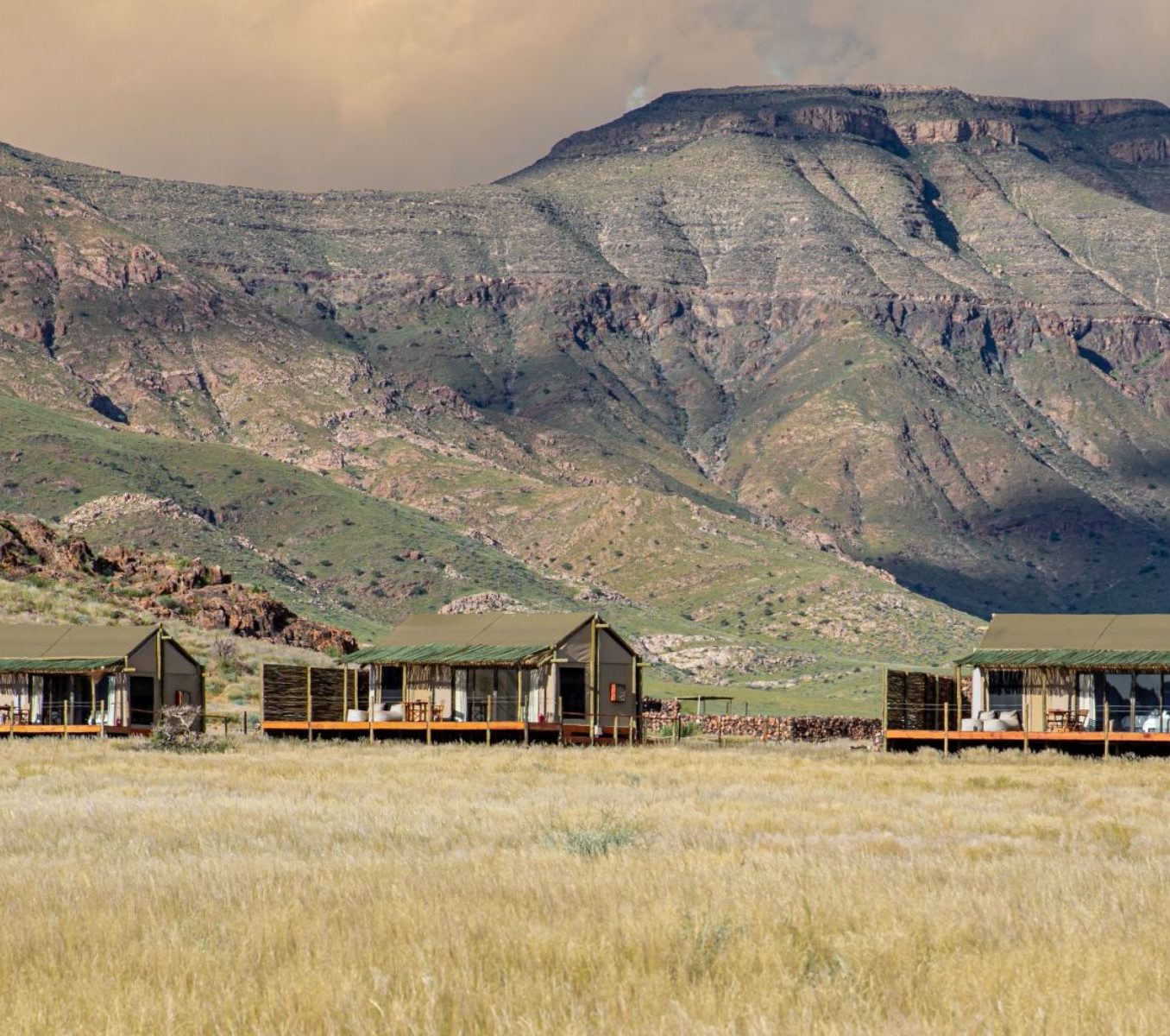 Rondreis Namibië, Sossusvlei, Elegant Desert Camp, buitenaanzicht verblijf