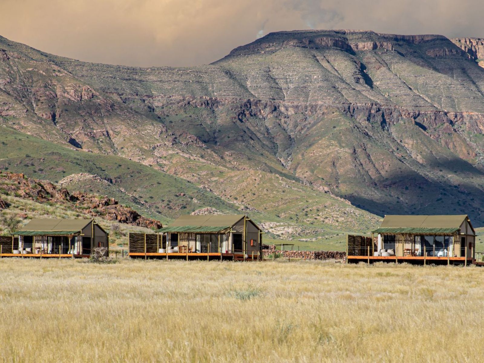 Rondreis Namibië, Sossusvlei, Elegant Desert Camp, buitenaanzicht verblijf