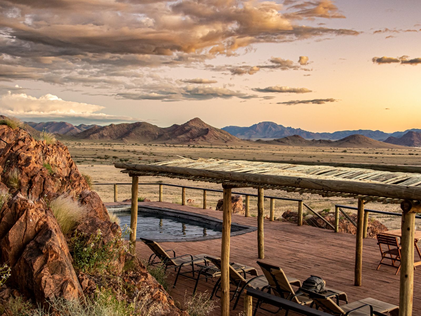 Rondreis Namibië, Sossusvlei, Elegant Desert Camp, strandstoelen