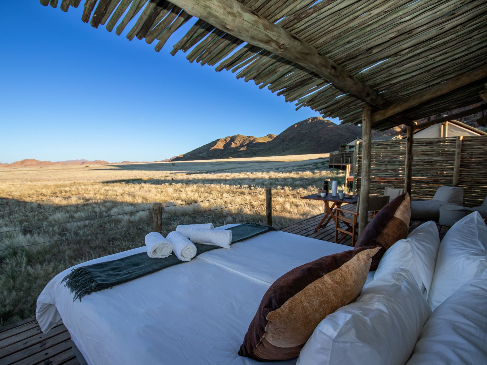 Rondreis Namibië, Sossusvlei, Elegant Desert Camp, tweepersoonsbed met uitzicht