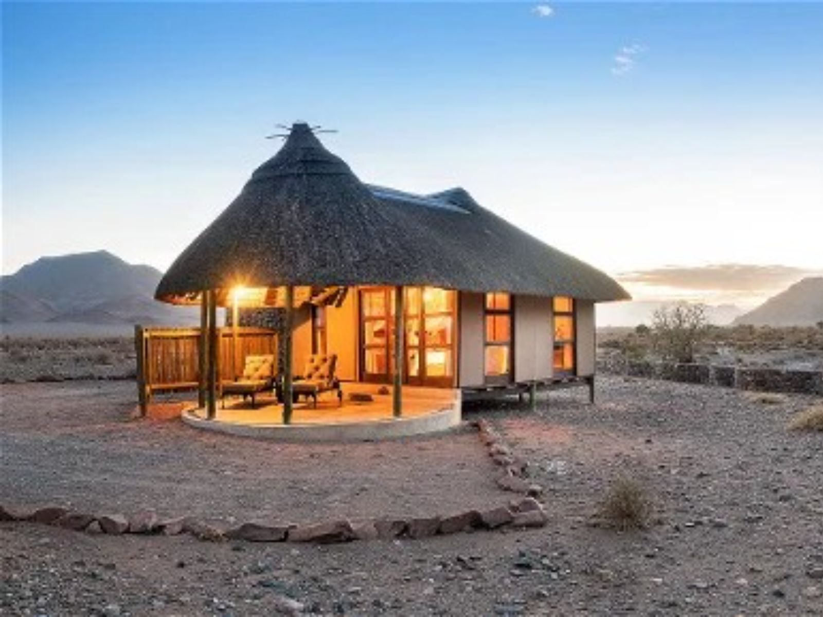 Rondreis Namibië, Sossusvlei, Hoodia, buitenaanzicht lodge