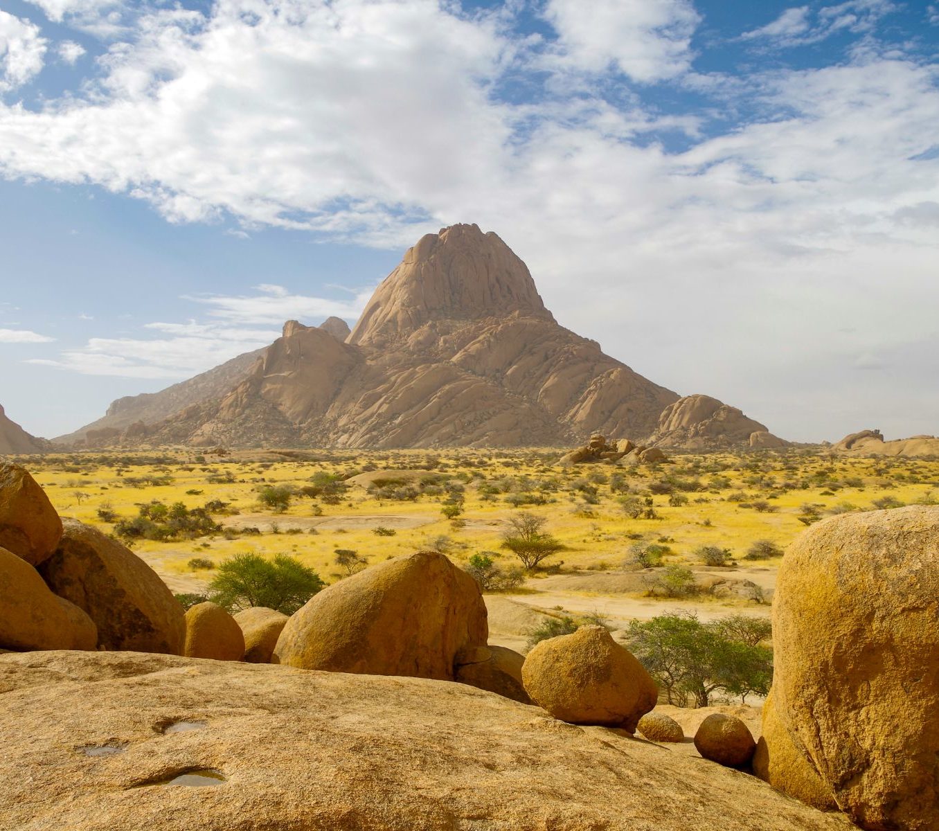 Rondreis Namibië, Spitzkoppe, berg van veraf