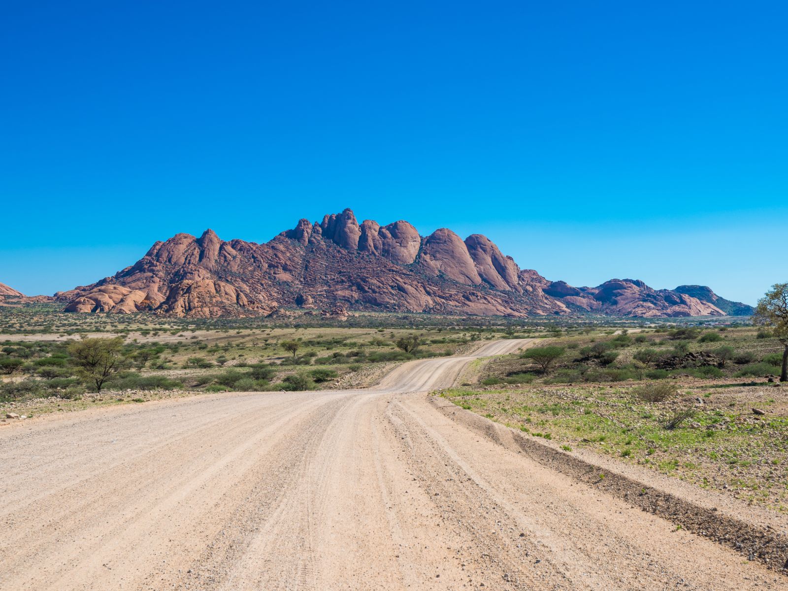 Rondreis Namibië, Spitzkoppe, berg van veraf in de breedte
