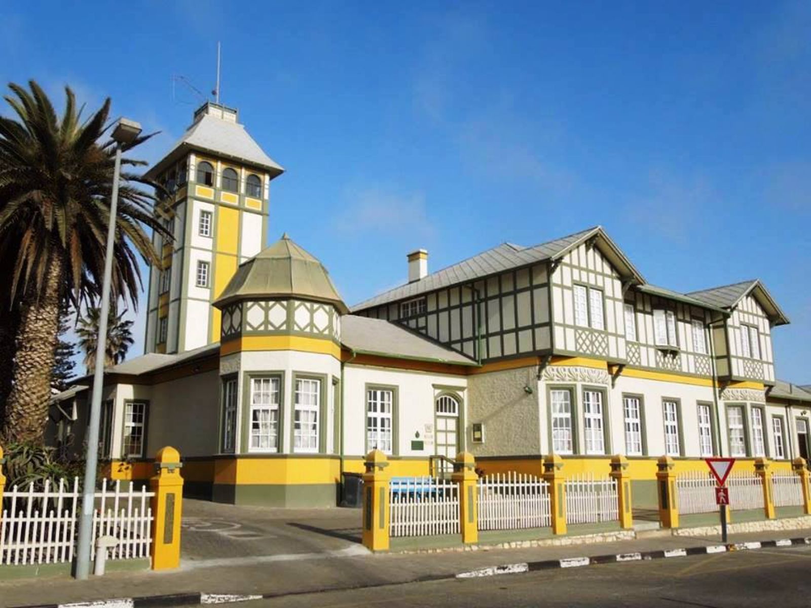 Rondreis Namibië, Swakopmund, geel gebouw