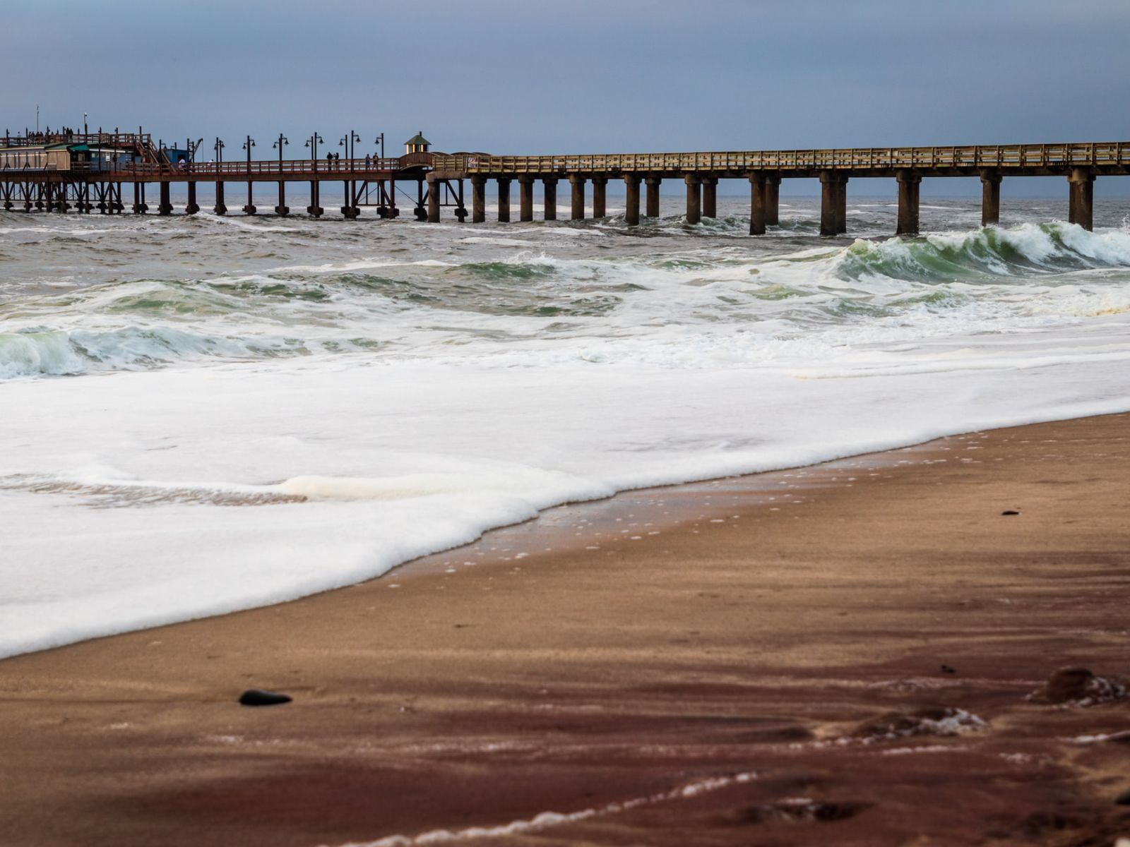 Rondreis Namibië, Swakopmund, pier met strand en zee