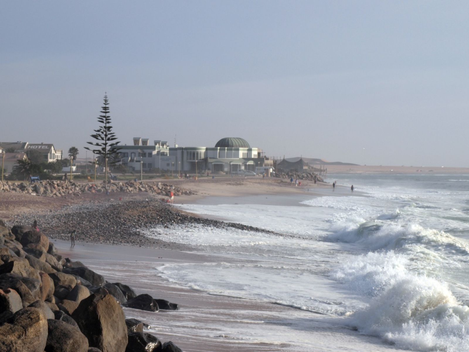 Rondreis Namibië, Swakopmund, strand en zee met gebouwen op achtergrond