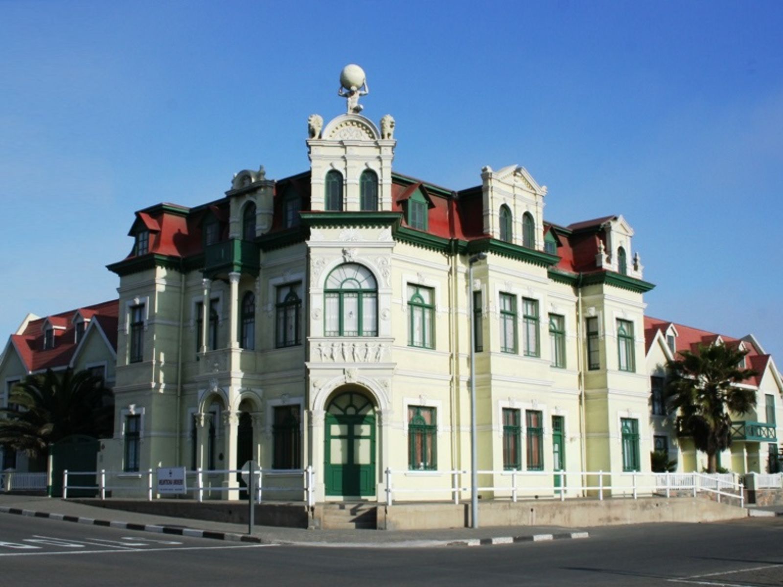 Rondreis Namibië, Swakopmund, wit hoekgebouw