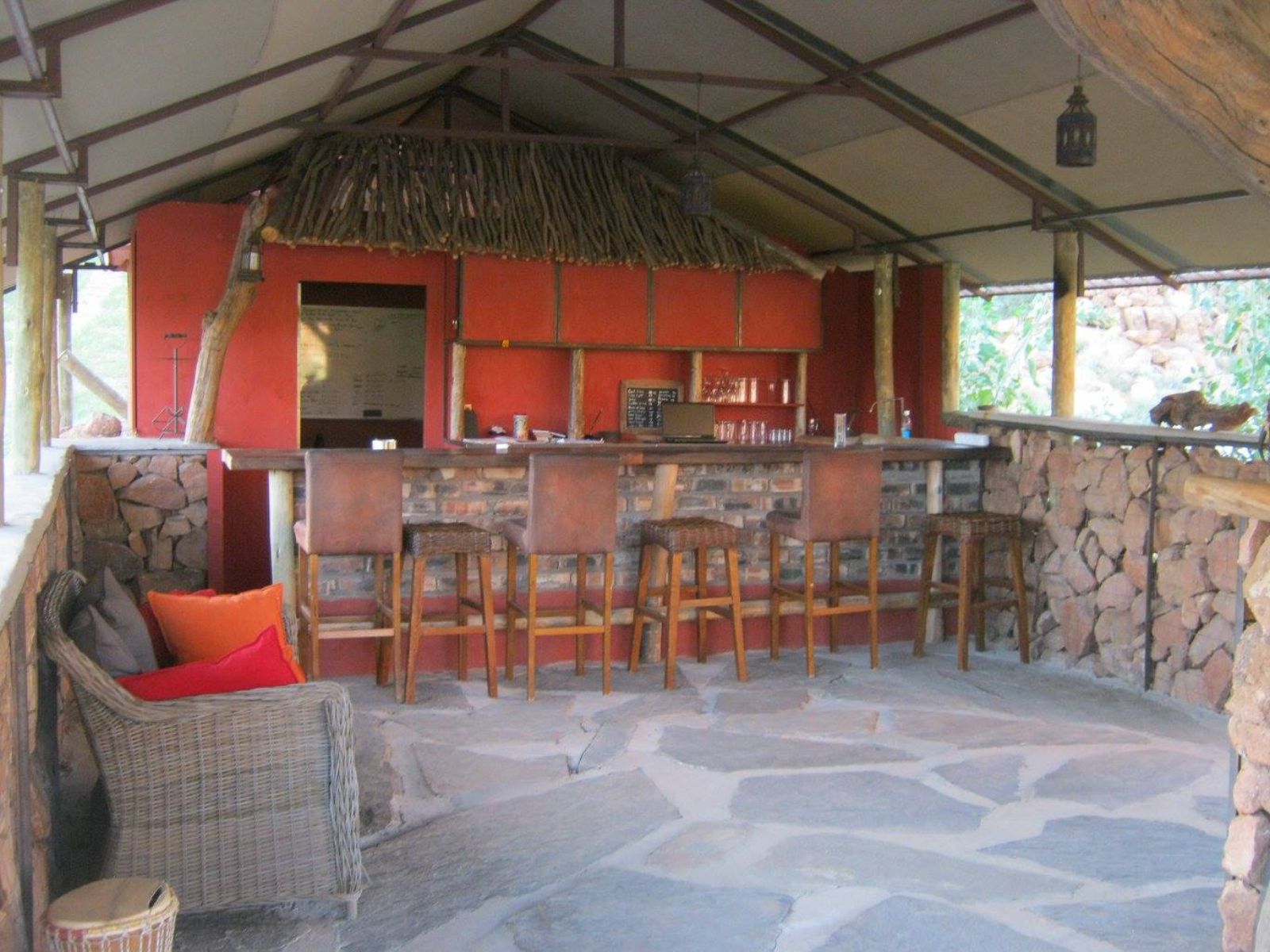 Rondreis Namibië, Twyfelfontein, Aabadi Mountain Camp, bar