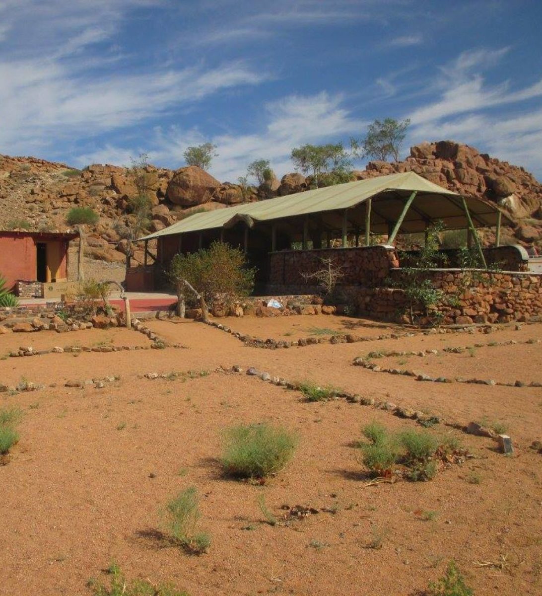 Rondreis Namibië, Twyfelfontein, Aabadi Mountain Camp, buitenaanzicht camping