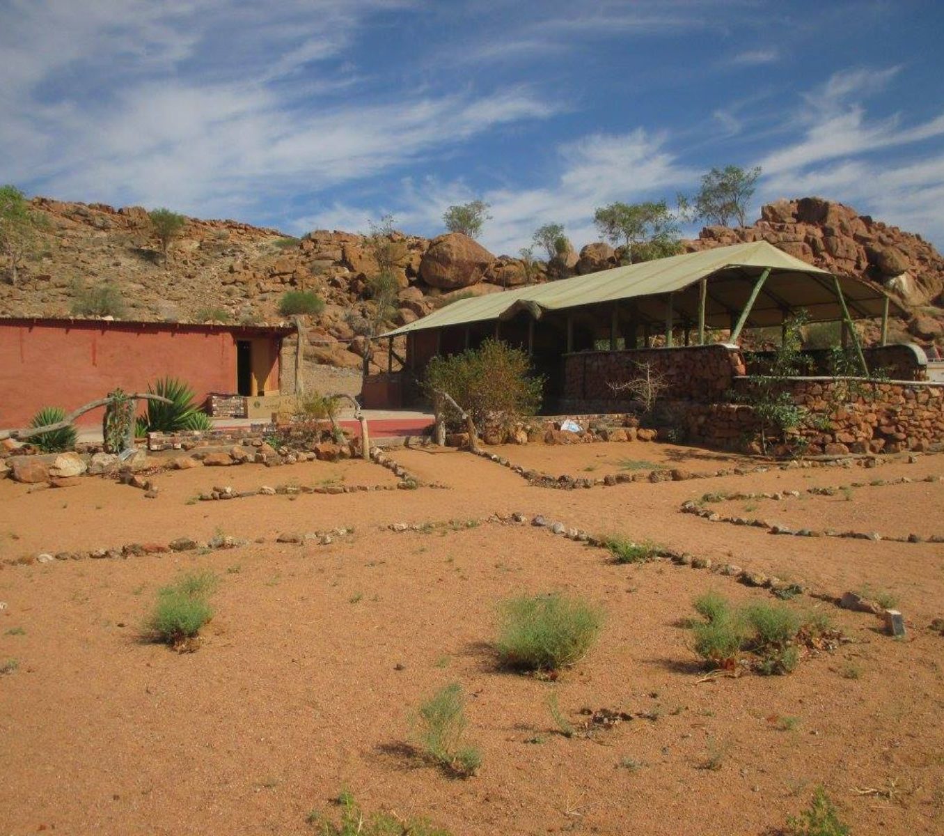 Rondreis Namibië, Twyfelfontein, Aabadi Mountain Camp, buitenaanzicht camping