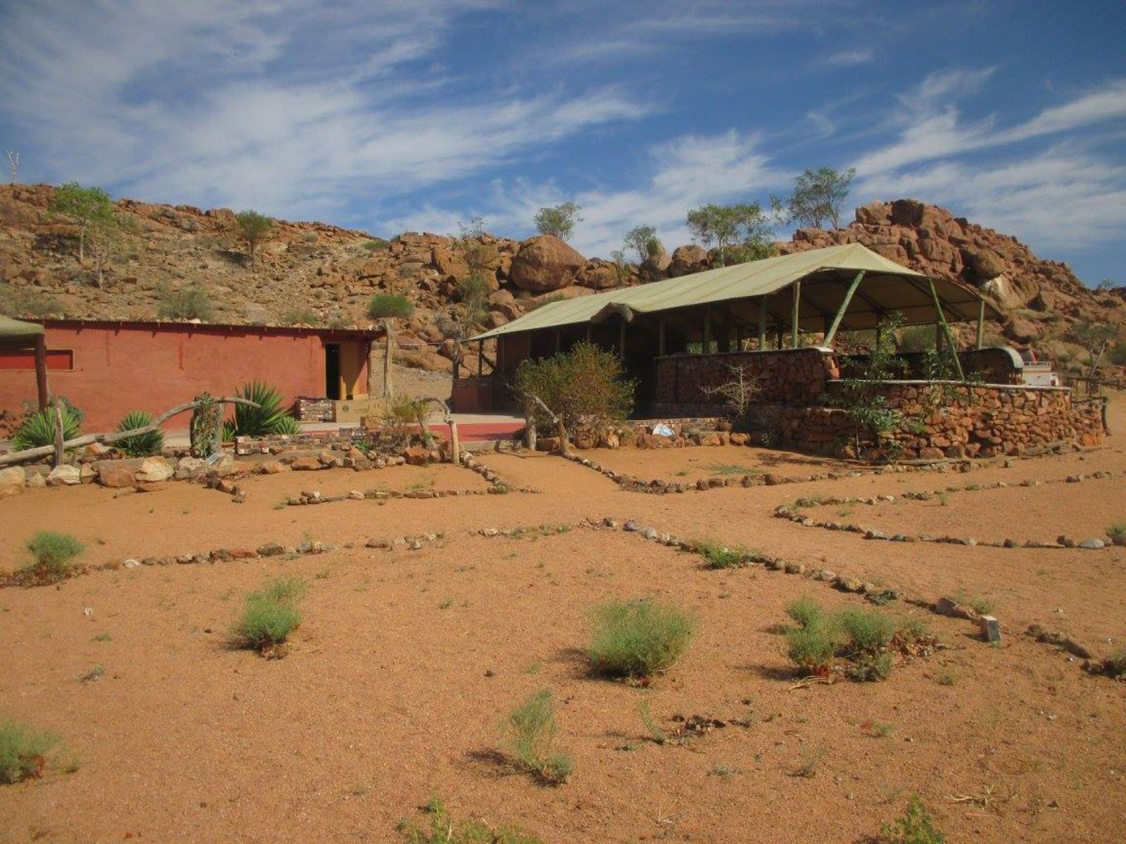 Rondreis Namibië, Twyfelfontein, Aabadi Mountain Camp, buitenaanzicht camping