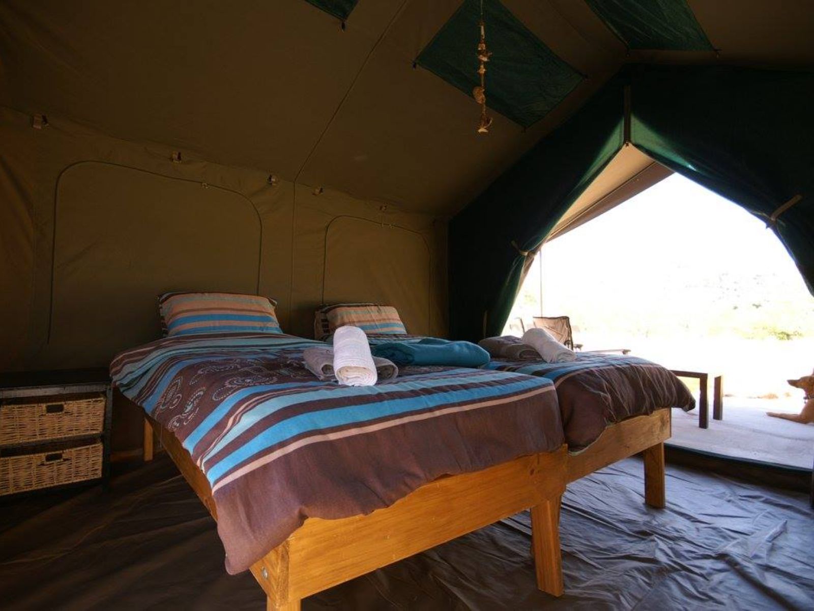 Rondreis Namibië, Twyfelfontein, Aabadi Mountain Camp, tweepersoonsbed in een tent